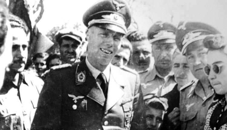 Μάιος 1944, πλατεία Καστελλίου. Ο Γερμανός Διοικητής του αεροδρομίου Καστελλίου Τροστ αποχωρεί από την Κρήτη.