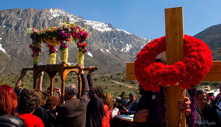 Περιφορά Επιταφίου στο ξωκλήσι του Αγίου Πνεύματος στο Λιμνάκαρο