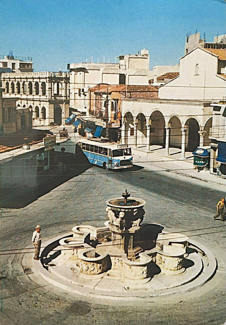 Στην πλατεία των Λιονταριών το 1974