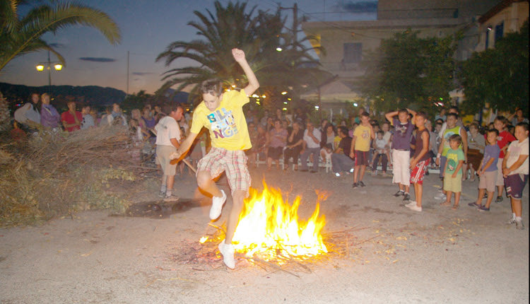 Το έθιμο του Κλήδονα αναβιώνει σε χωριά και γειτονιές του Ηρακλείου