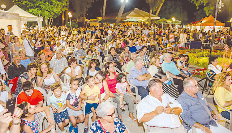 Πλήθος κόσμου παρευρέθηκε στην έναρξη της γιορτής