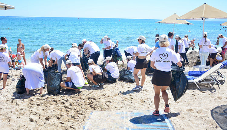 καθιερωμένη εθελοντική δράση καθαρισμού των παραλιών που βρίσκονται μπροστά από τα τρία ξενοδοχεία, του Metaxa Hospitality Group