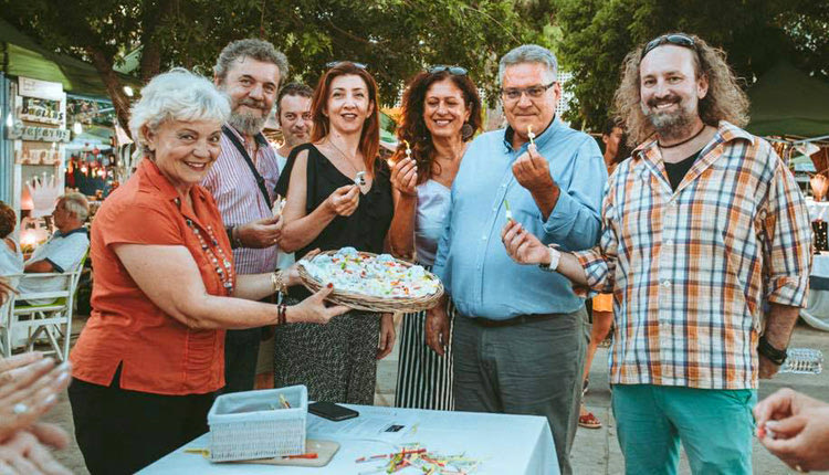 ζαχαρωτές μαντινάδες στην πλατεία Ελευθερίας, όπου παρουσιάστηκε ο χάρτης της κρητικής γυναικείας χειροτεχνίας