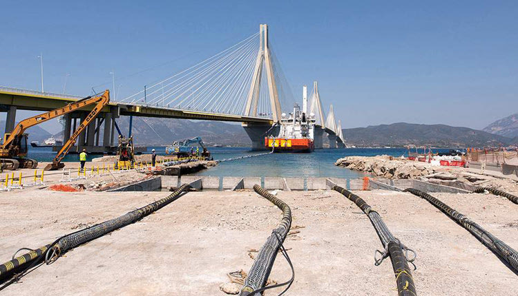 πόντιση υποβρύχιου καλωδίου 400 kV που συνδέει την Πελοπόννησο με τη Στερεά Ελλάδα στο τμήμα Ρίου-Αντιρρίου