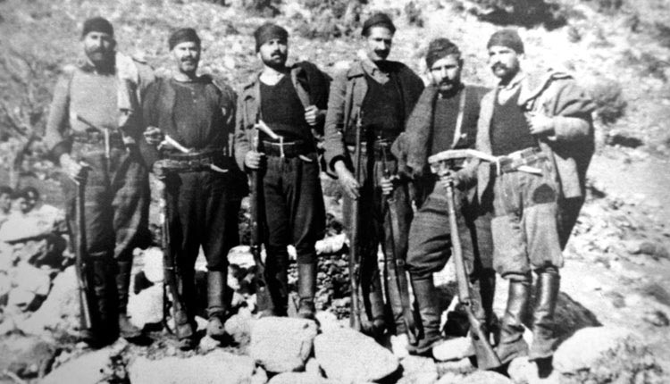 1942: Η πρώτη ομάδα του Καπετάν Πετρακογιώργη στη θέση «Πισοκάμινο» στου Ρούβα