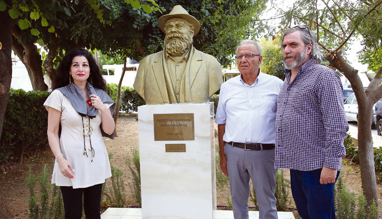 Tα αποκαλυπτήρια της προτομής του Μανόλη Ρασούλη πίσω από τη θύρα 1 στο παρκάκι της γωνίας των οδών Ισαύρων και Πετλέμπουρη