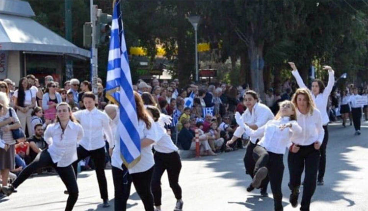 Οι κοπέλες που… παρέλασαν χορευτικά αλά Μόντι Παϊθον