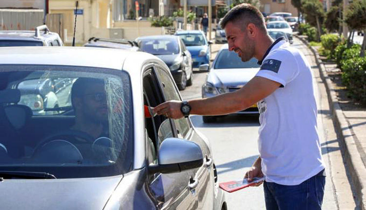 Ο προπονητής του ΟΦΗ Γιώργος Σίμος μοίρασε φυλλάδια στους οδηγούς μαζί με τους παίκτες του