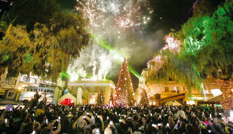 H θεαματική εκδήλωση στο πλαίσιο της οποίας έγινε η φωταγώγηση του δέντρου και η έναρξη λειτουργίας του “Χριστουγεννιάτικου Κάστρου” στην πλατεία Ελευθερίας.