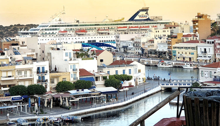 Άγιος Νικόλαος με το κρουαζιερόπλοιο της Mano Cruises: "Crown Iris" στο Λιμάνι του