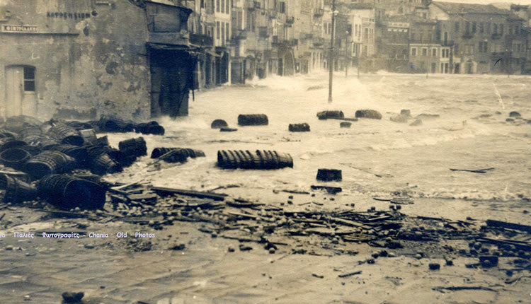 Η φωτογραφία της ημέρας: Το λιμάνι των Χανίων σε καταιγίδα πριν 80 χρόνια...