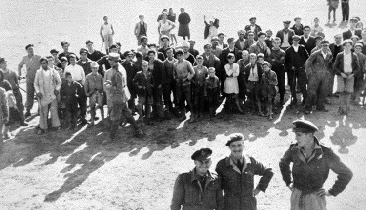 Η φωτογραφία της ημέρας: Κρήτη 24 Νοεμβρίου 1944. Κρητικοί πολίτες και τα μέλη ενός βρετανικού βομβαρδιστικού Baltimore