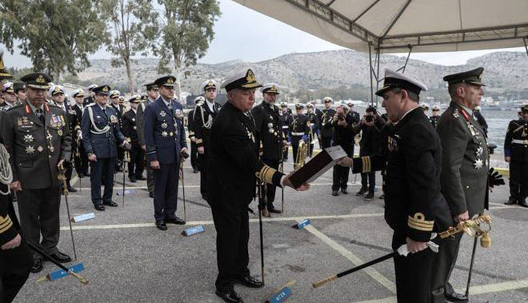 ο παραδίδων αρχηγός Στόλου και νέος αρχηγός ΓΕΝ, αντιναύαρχος Στυλιανός Πετράκης, όσο και ο νέος αρχηγός Στόλου, ο Κρητικός αντιναύαρχος Παναγιώτης Λυμπέρης