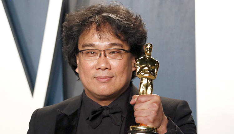Ο μεγάλος νικητής της βραδιάς Μπονγκ Τζουν-Χο που σκηνοθέτησε τα “Παράσιτα”