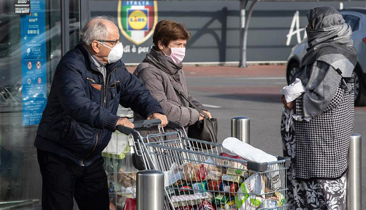 Στο Μιλάνο τα ράφια των σούπερ μάρκετ έχουν αδειάσει