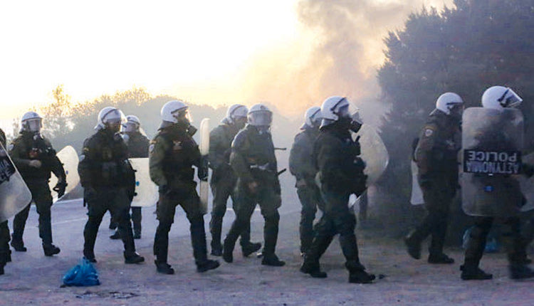 συγκρούσεις πολιυών με τα ΜΑΤ σε Λέσβο και Χίο για το κρίσιμο ζήτημα του μεταναστευτικού.