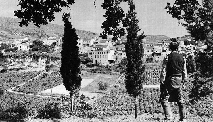 Η φωτογραφία της ημέρας: 1939. Ένας Κρητικός αγναντεύει από ψηλά το χωριό Αυγενική.