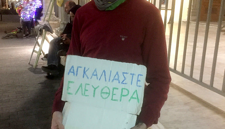 Ο Μάρεκ από τη Σλοβακία με το χαρτόνι που αναγράφει «ελεύθερες αγκαλιές»