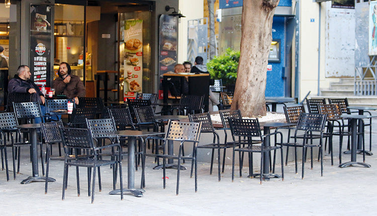 Κλείνουν από σήμερα εμπορικά κέντρα, καφέ, μπαρ και καφετέριες