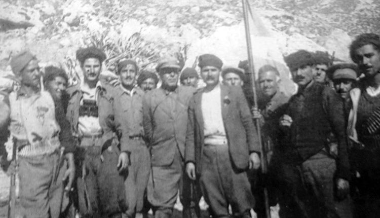 Στα Λασιθιώτικα βουνά το καλοκαίρι του 1943, ο Καπετάν Γιάννης Μπαντουβάς με άντρες της Κρητικής Αντίστασης