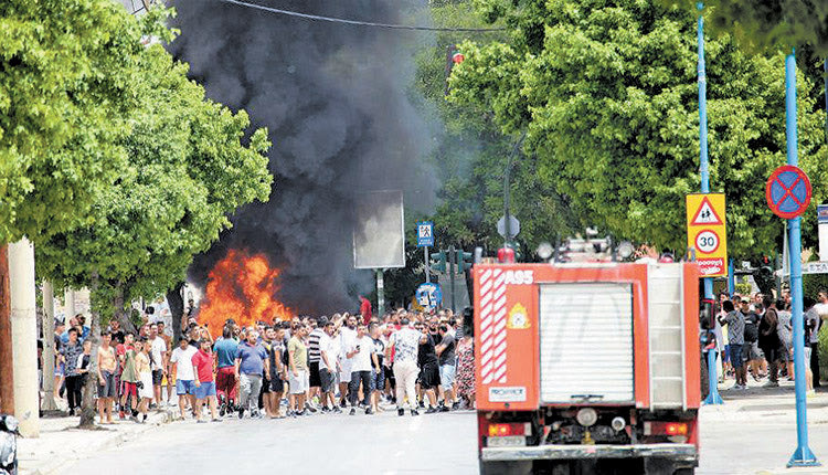 Επεισόδια  ξέσπασαν στον οικισμό των Ρομά στη Ν. Σμύρνη της Λάρισας, μετά την άρνηση εκείνων που βρέθηκαν θετικοί στον κοροναϊό να μεταφερθούν σε ειδική δομή