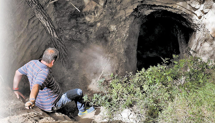 Ασφυκτικός ήταν ο θάνατος των τεσσάρων ανδρών, ηλικίας 72, 49, 37 και 35 ετών, που βρέθηκαν νεκροί, σε βάθος πέντε μέτρων μέσα στην σπηλιά Καρμπουνάρι, στην περιοχή του Λουτρακίου