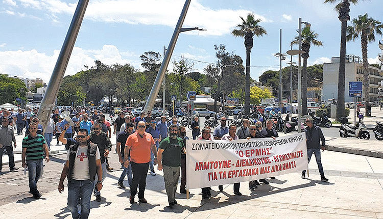 Πλήθος κόσμου συμμετείχε στη χθεσινή κινητοποίηση στο κέντρο της πόλης των μελών του Σωματείου Οδηγών Τουριστικών Λεωφορείων «ΕΡΜΗΣ».