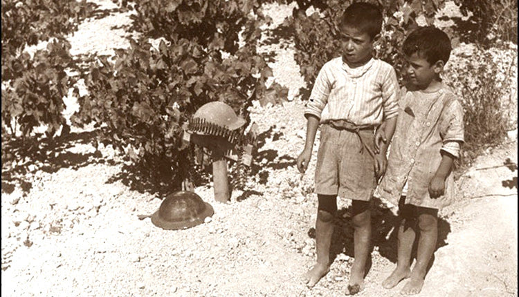 Η φωτογραφία της ημέρας: Οκτώβριος 1941. Δύο παιδιά μπροστά σε τάφους Βρετανών στρατιωτών στο Ηράκλειο