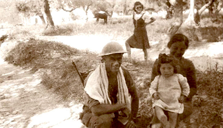 Η φωτογραφία της ημέρας: Κρήτη, Μάιος 1941. Νεοζηλανδός στρατιώτης φωτογραφίζεται με μια γυναίκα και το μικρό κορίτσι της