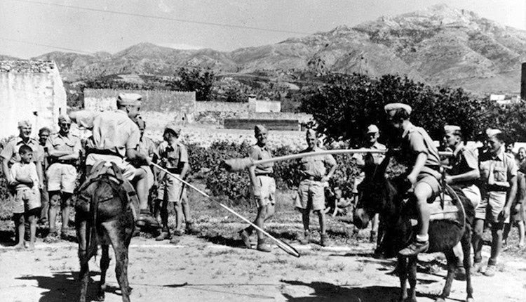 Η φωτογραφία της ημέρας: Κρήτη,1941. Γερμανοί στρατιώτες σε... κονταρομαχίες πάνω σε Μουλάρια.