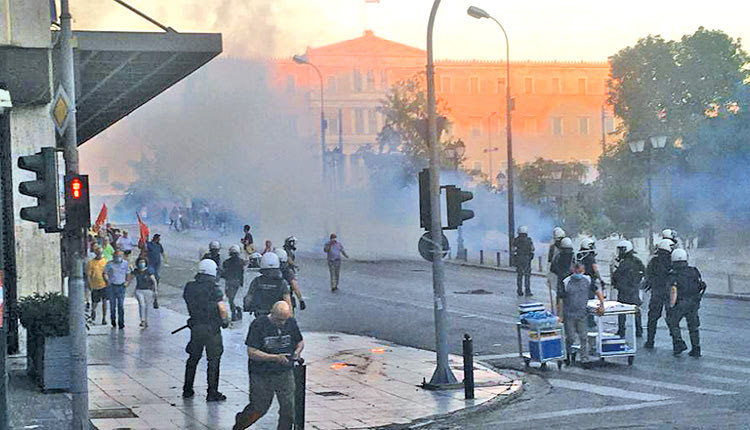 στο Σύνταγμα διαδηλωτές συγκρούονταν με την αστυνομία με βόμβες μολότοφ, χημικά και πέτρες για τον περιορισμό των διαδηλώσεων