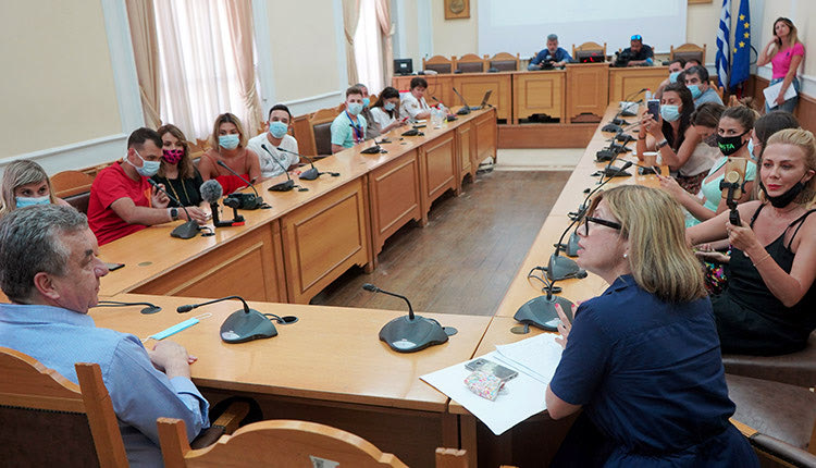 O Περιφερειάρχης Σταύρος Αρναουτάκης στο πλαίσιο συνάντησης  με δημοσιογράφους από τη Ρουμανία, που επισκέφθηκαν την Κρήτη