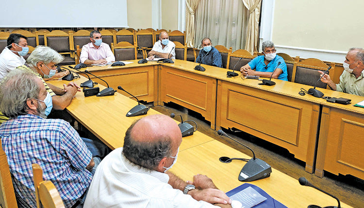 Συνάντηση για τα προβλήματα του κλάδου των παραδοσιακών αποσταγματοποιών συγκάλεσε χθες στη Περιφέρεια ο Αντιπεριφερειάρχης Πρωτογενή Τομέα Μανόλης Χνάρης