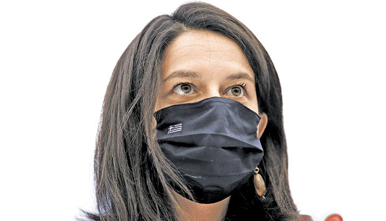 Η υπουργός Παιδείας και Θρησκευμάτων, κ. Νίκη Κεραμέως με μάσκα