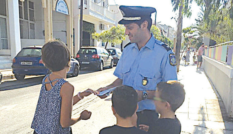 Ενημερωτικά φυλλάδια για την κυκλοφοριακή αγωγή διένειμαν σε γονείς και μαθητές οι τροχονόμοι.