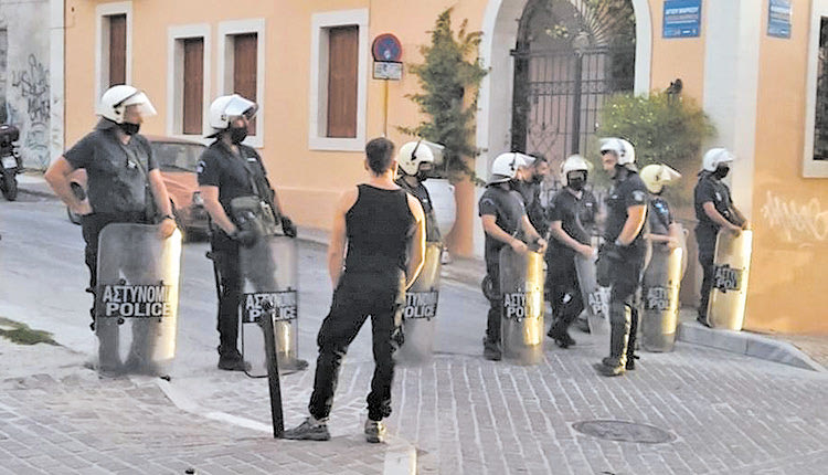 Η έφοδος των αστυνομικών δυνάμεων στην κατάληψη της Roza Nera, στο κέντρο των Χανίων