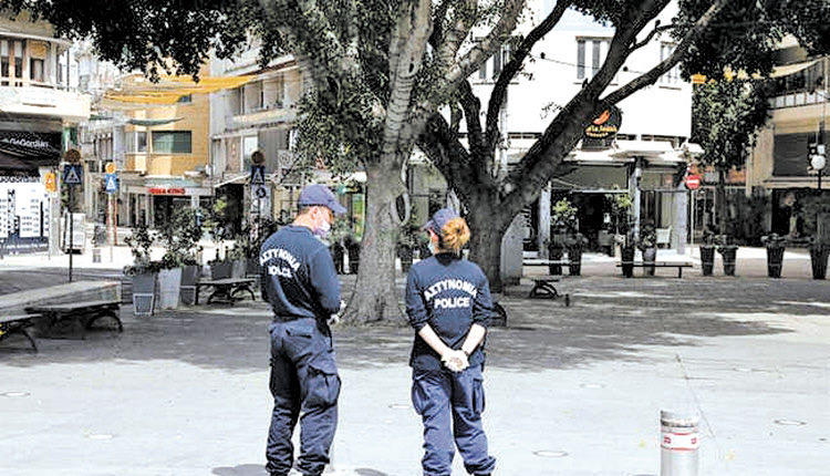 ελέγχους στις πλατείες η Ελληνική Αστυνομία