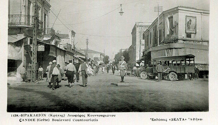 το Ηράκλειο της περιόδου του Μεσοπολέμου και πρέπει να είναι η πρώτη που απεικονίζει τροχονόμο της Ελληνικής Χωροφυλακής, επάνω στο υπερυψωμένο βάθρο