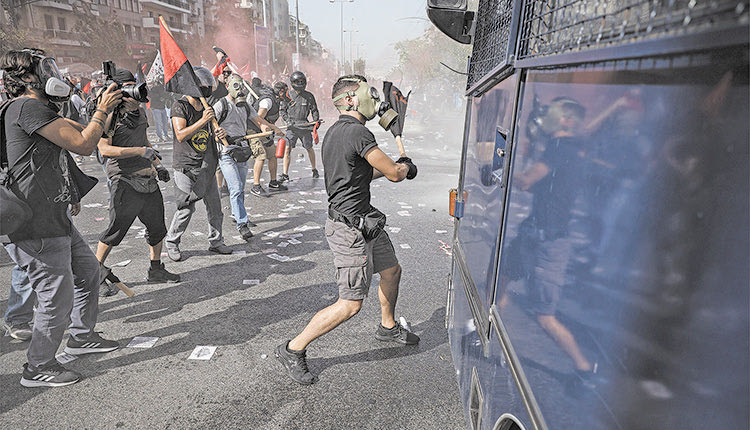 Σε πεδίο μάχης μετατράπηκε η λεωφόρος Αλεξάνδρας, έξω από το Εφετείο, καθώς, λίγα λεπτά μετά την ιστορική απόφαση του δικαστηρίου που έκρινε ως εγκληματική οργάνωση τη Χρυσή Αυγή