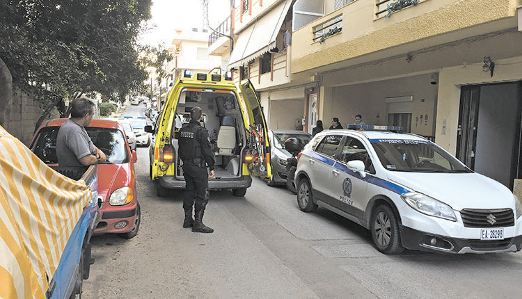 Έσφαξε τη μάνα του και μαχαίρωσε την αδερφή του - ασθενοφόρο