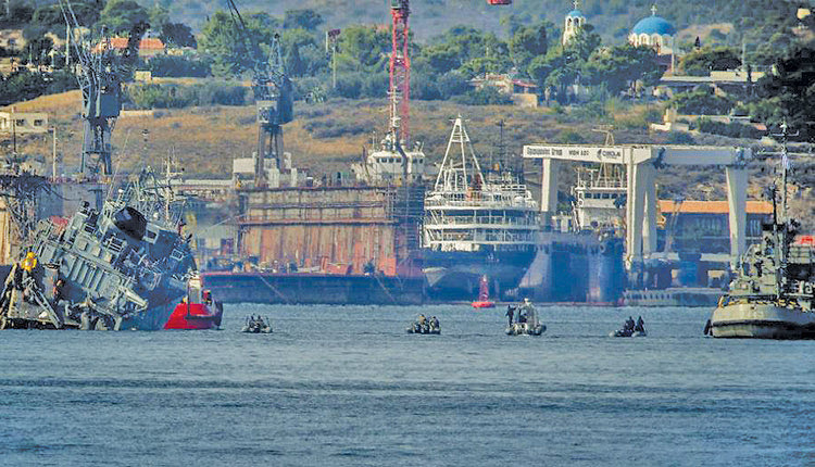 το φορτηγό πλοίο «Maersk Launceston» συγκρούστηκε με το ναρκοθηρευτικό του Πολεμικού Ναυτικού, «Καλλιστώ» στο λιμάνι του Πειραιά