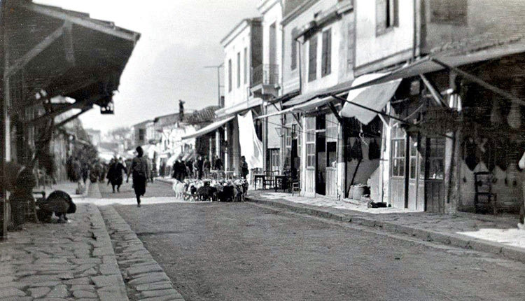 Οι φωτογραφίες της ημέρας: Πλατειά Στράτα, η σημερινή λεωφόρος Καλοκαιρινού αρχές του 20ου αιώνα