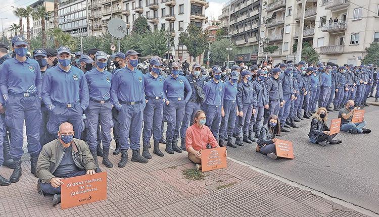 μαζί με τον Βαρουφάκη έκανε πρεμιέρα στους δρόμους της Αθήνας ανήμερα της επετείου του Πολυτεχνείου το νέο σώμα της ΕΛ.ΑΣ. με την ονομασία «Ομάδα Διαχείρισης Οργάνωσης Συγκεντρώσεων»