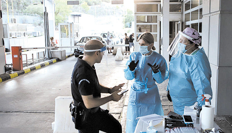 Τα rapid test, που διεξάγει από το περασμένο Σάββατο ο ΕΟΔΥ, στον συνοριακό σταθμό με την Αλβανία στην Κακκαβιά