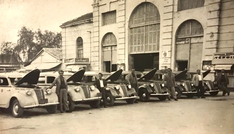 Οι φωτογραφίες της ημέρας: 1955. Kαινούρια αυτοκίνητα έξω από την αγορά των Χανίων