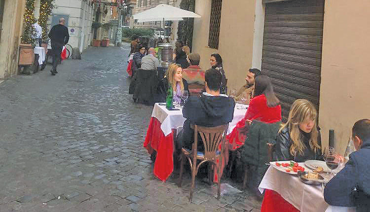 Χαλαρώνουν τα μέτρα για την πανδημία στη Ρώμη