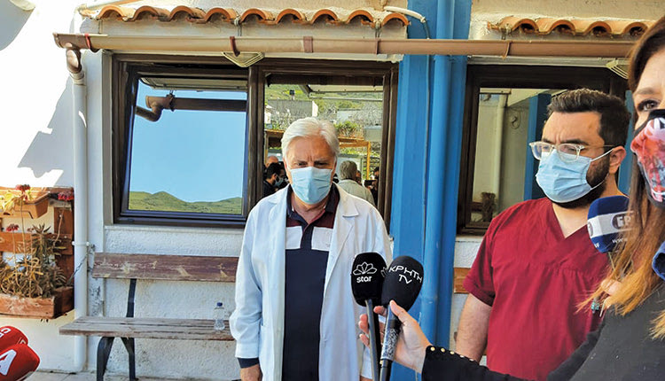 Οι γιατροί και το προσωπικό του Κέντρου Υγείας Χάρακα μετά το ατύχημα στη Λιγόρτυνο