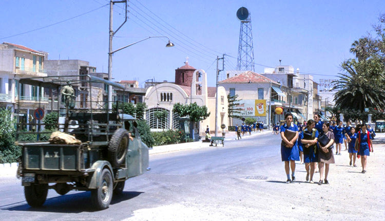 H φωτογραφία της ημέρας: Ρέθυμνο 1971. Mαθήτριες με την ποδιά