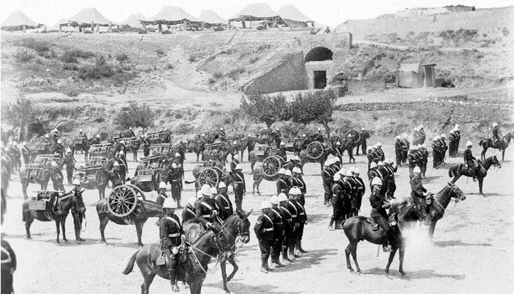 H φωτογραφία της ημέρας: Ηράκλειο τείχη 1897. Άγγλοι στρατιώτες