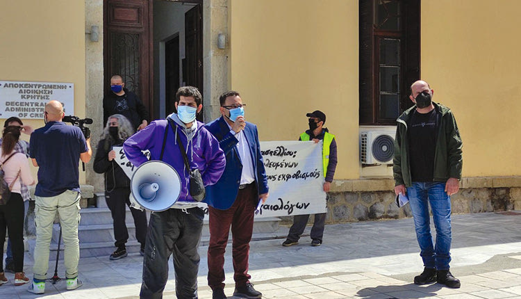 κινητοποίηση των εργαζομένων στο αεροδρόμιο Καστελλίου που πραγματοποιήθηκε στην Αποκεντρωμένη Διοίκηση Κρήτης